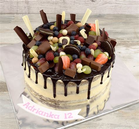 Nahá svadobná torta s ovocím a kvetmi