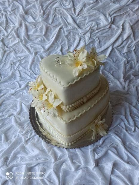 Veľká poschodová svadobná torta