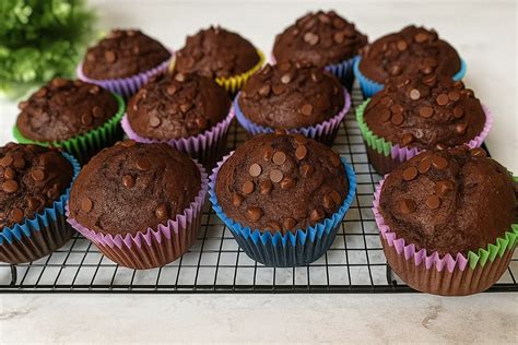 Čokoládové muffiny pripravené na pečenie