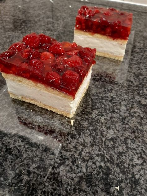 Čerstvé maliny a čerešne na tortu