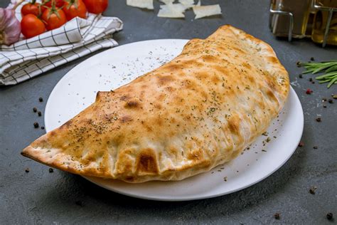 Ilustrácia prekladanej pizze calzone