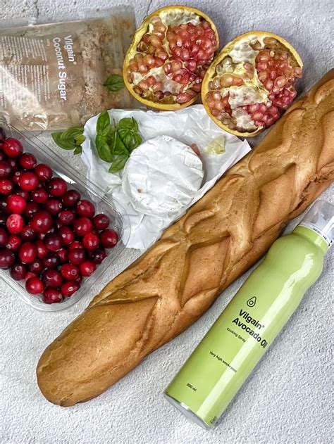 Ilustrácia ingrediencií na prekladanú pizzu s hermelínom a brusnicami