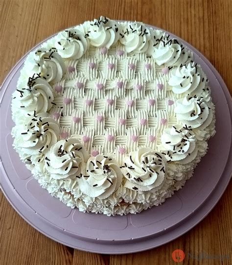 Ozdobená torta so šľahačkou