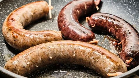 Orestovaná jaternica s cibuľou a cesnakom na panvici