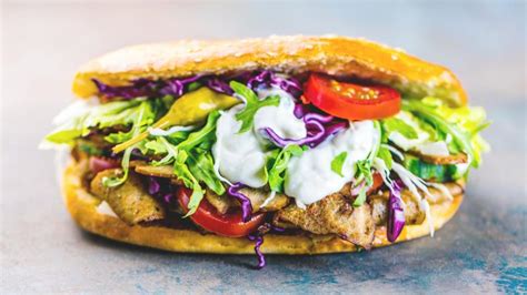 Ilustračná fotografia jedál z kebab taniera