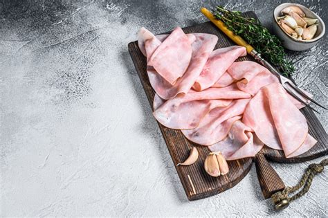 nakrájaná šunka a zelenina na prípravu pomazánky