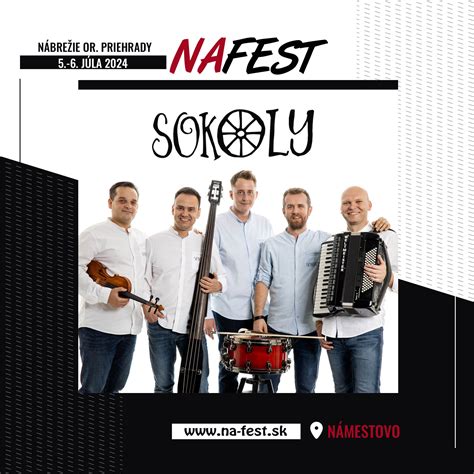 Skupina ľudí zabávajúcich sa na hudobnom večere