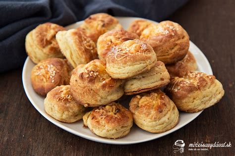 Oškvarkové pagáčiky pripravené na plechu