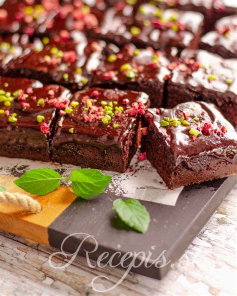 Hotový vegánsky čokoládový koláč ozdobený kúskami čokolády a soľou