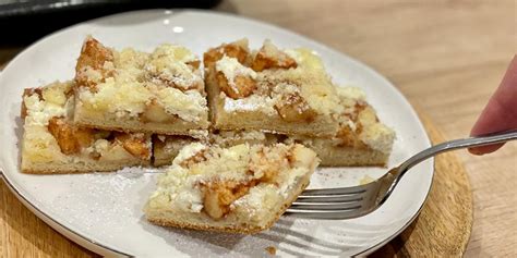 Hotový kysnutý jablkový koláč