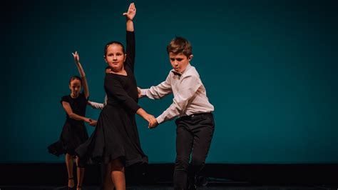 Deti sa učia tradičné tance