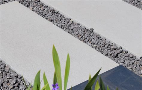 Koláž rôznych druhov akácií v záhradnom dizajne