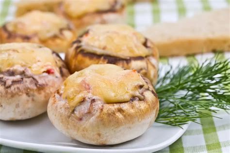 plnené šampiňóny s mozzarellou a paradajkami
