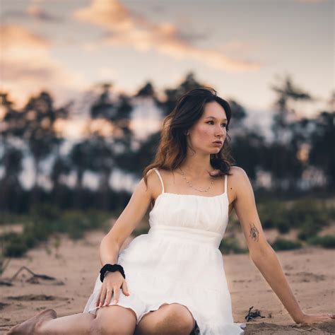 Ilustrácia miešania pasty z jedlej sódy a citrónovej šťavy