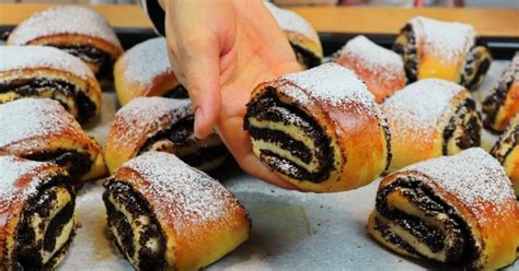 Zlatohnedé upečené makové a orechové záviny na plechu