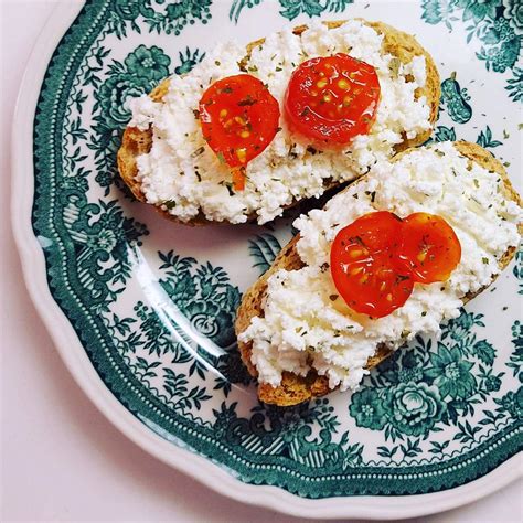 tvarohová nátierka s medvedím cesnakom na chlebe