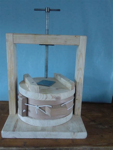 Lisovanie syra vo forme