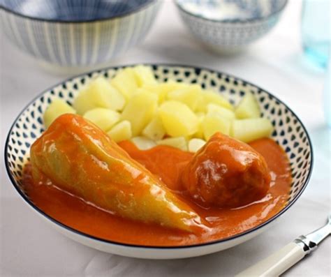 Hotová vegetariánska plnená paprika na tanieri