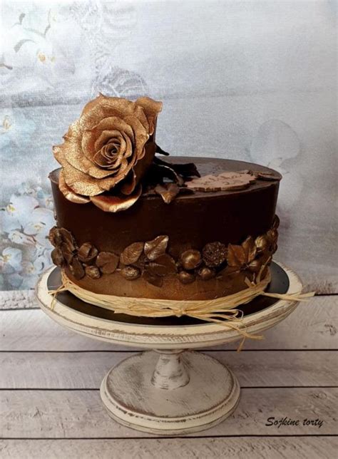 farebná torta s čokoládovými prvkami a jedlými kvetmi