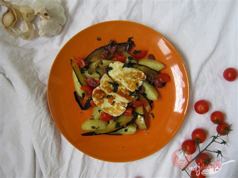 Zemiakový šalát s jablkami a syrom halloumi
