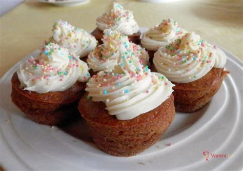 Karnevalové muffiny s farebnou polevou a posýpkami