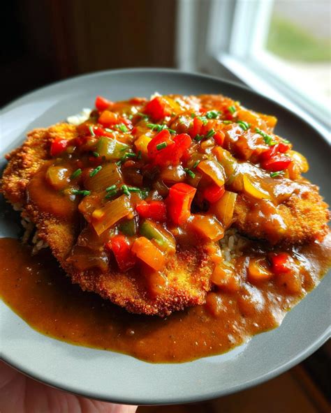 Fotografia taniera s pripraveným Zigeunerschnitzel (Paprikaschnitzel) s paprikovou omáčkou.