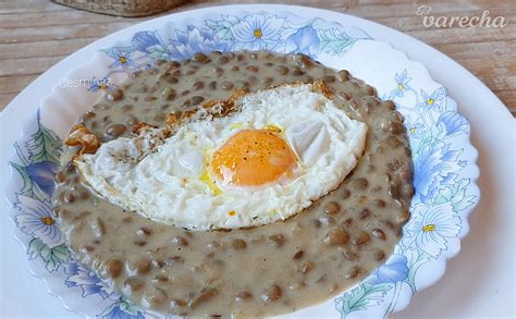 Šošovicový prívarok s vajíčkom a slaninkou