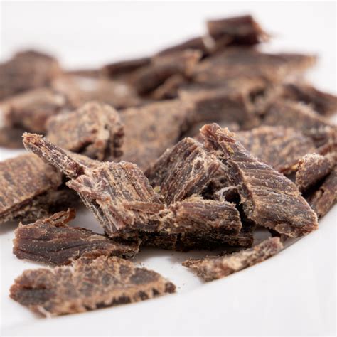 pes žuvajúci sušené hovädzie mäso