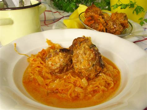 Mäsové guľky v kapuste počas varenia