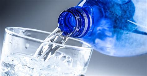 Vriaca voda v sklenenej banke