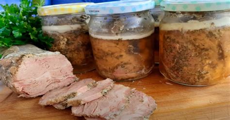 Ilustrácia pripravenej pečeňovej paštéty v pohári