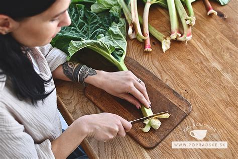 Ilustrácia správneho zberu stoniek rebarbory