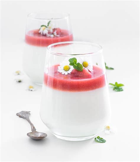 Poháre s hotovým rebarborovým kompótom pripravené na sterilizáciu