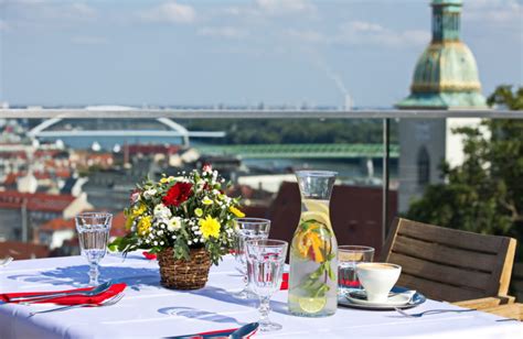 Pohľad z reštaurácie Hradná Hviezda na Bratislavu