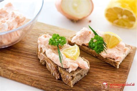 Servírovanie údeného lososa s pečivom a bylinkami