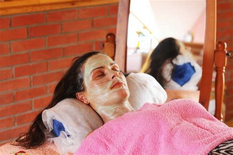 Žena aplikujúca pleťovú masku z olivového oleja