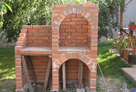 Záhradný gril s tehál