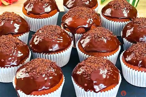 hotové čokoládové muffiny na tanieri