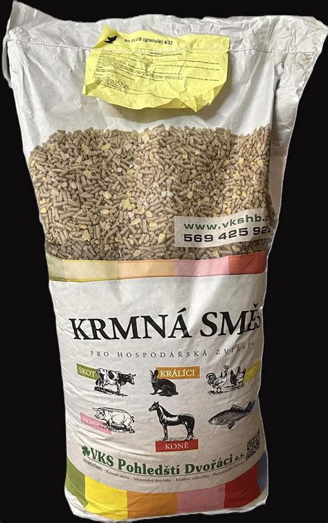 kôň dostávajúci krmivo