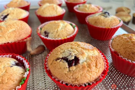 Hotové cuketovo-jablkové muffiny na tanieri