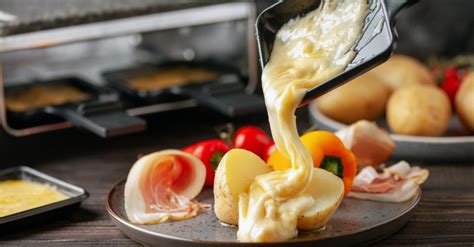 Servírované Raclette s tradičnými prílohami