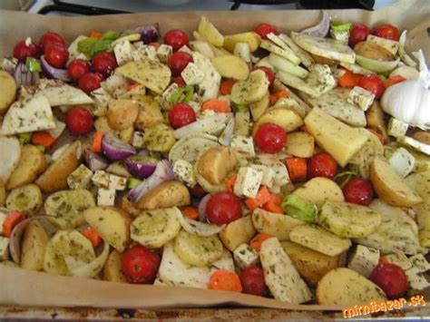 Nakrájaná zelenina na plechu