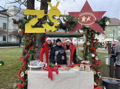 Atmosféra vianočných trhov s punčom