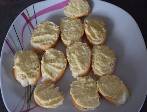 Ilustrácia jednohubiek s nátierkou