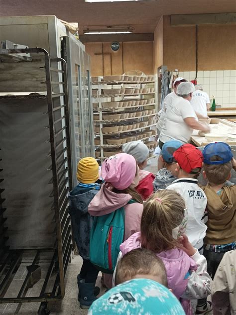 Obrázok interiéru historickej pekárne alebo bazáru