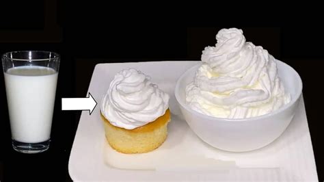 Ilustrácia mascarpone a smotany na šľahanie