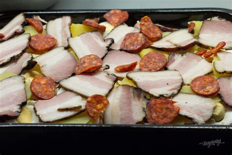 Slanina a klobása na francúzske zemiaky