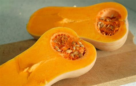 Rozkrojená maslová tekvica s lyžicou