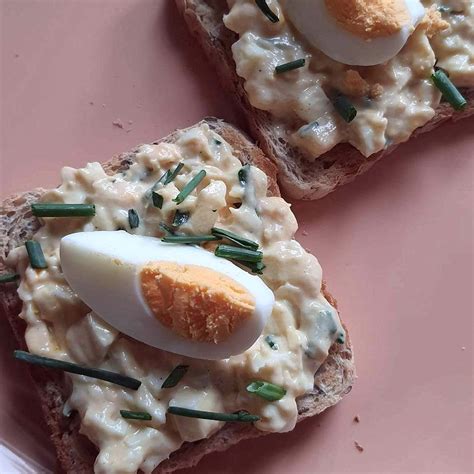 Tmavá miska s tekvicovou nátierkou a hrianky