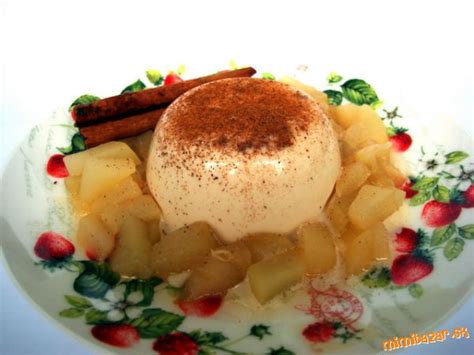 Poháre s domácim jablkovým kompótom v špajzi